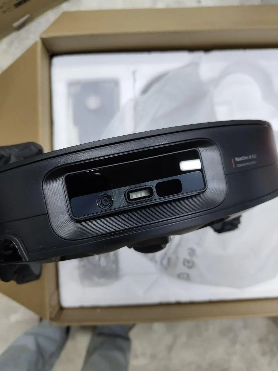 Робот-пылесос Roborock S9 MaxV Ultra Черный, Уценка — фото дефекта 3