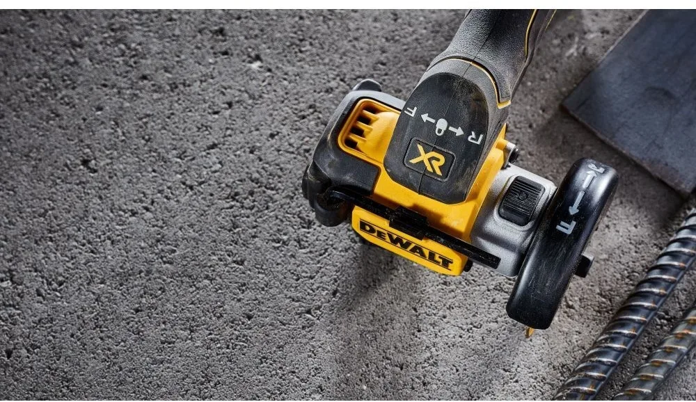 Дисковая пила DeWALT DCS438N-XJ