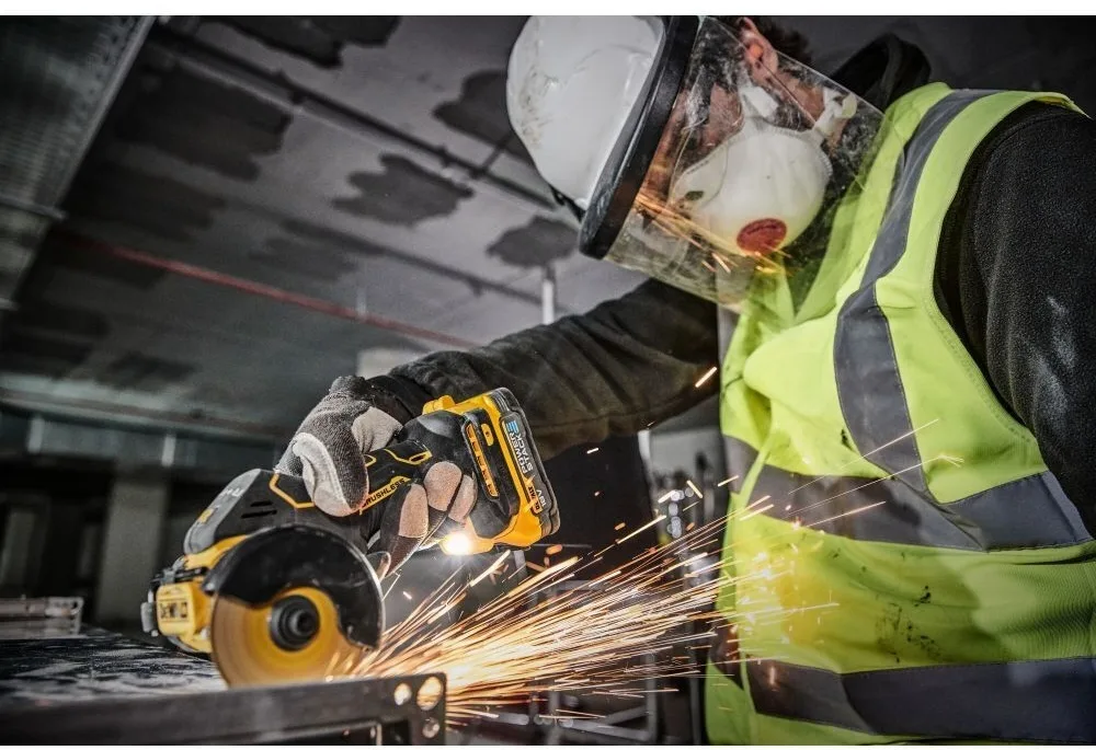 Дисковая пила DeWALT DCS438N-XJ