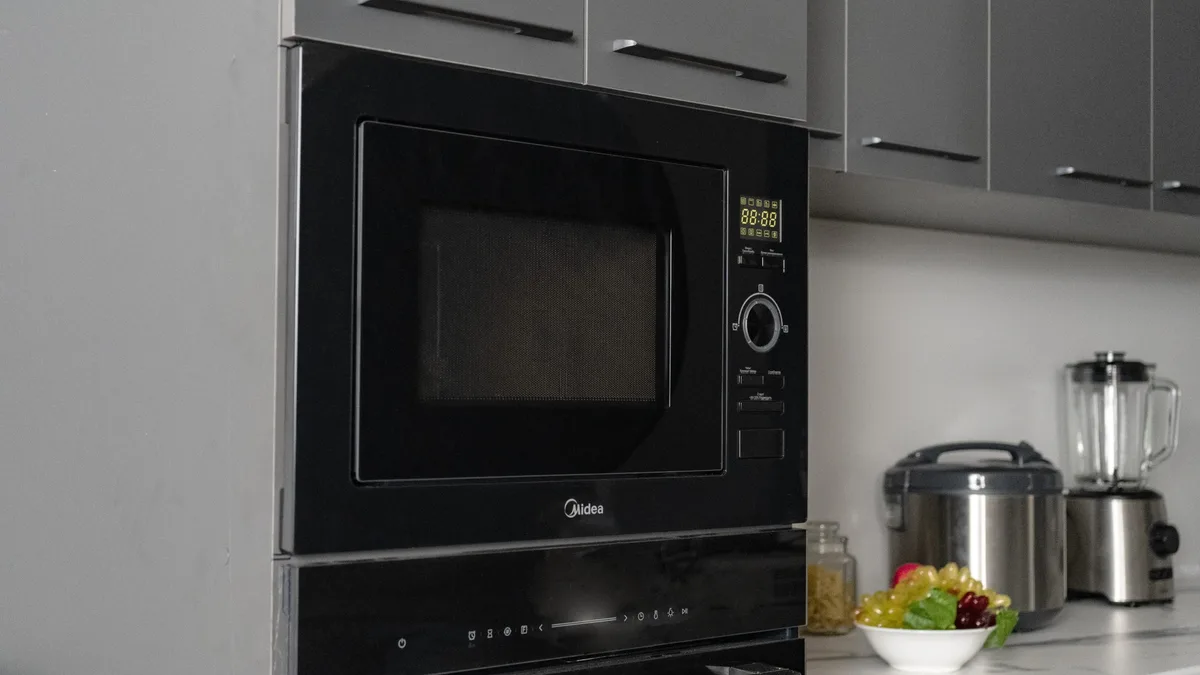 Микроволновая печь Midea AG925BV1-BL черный