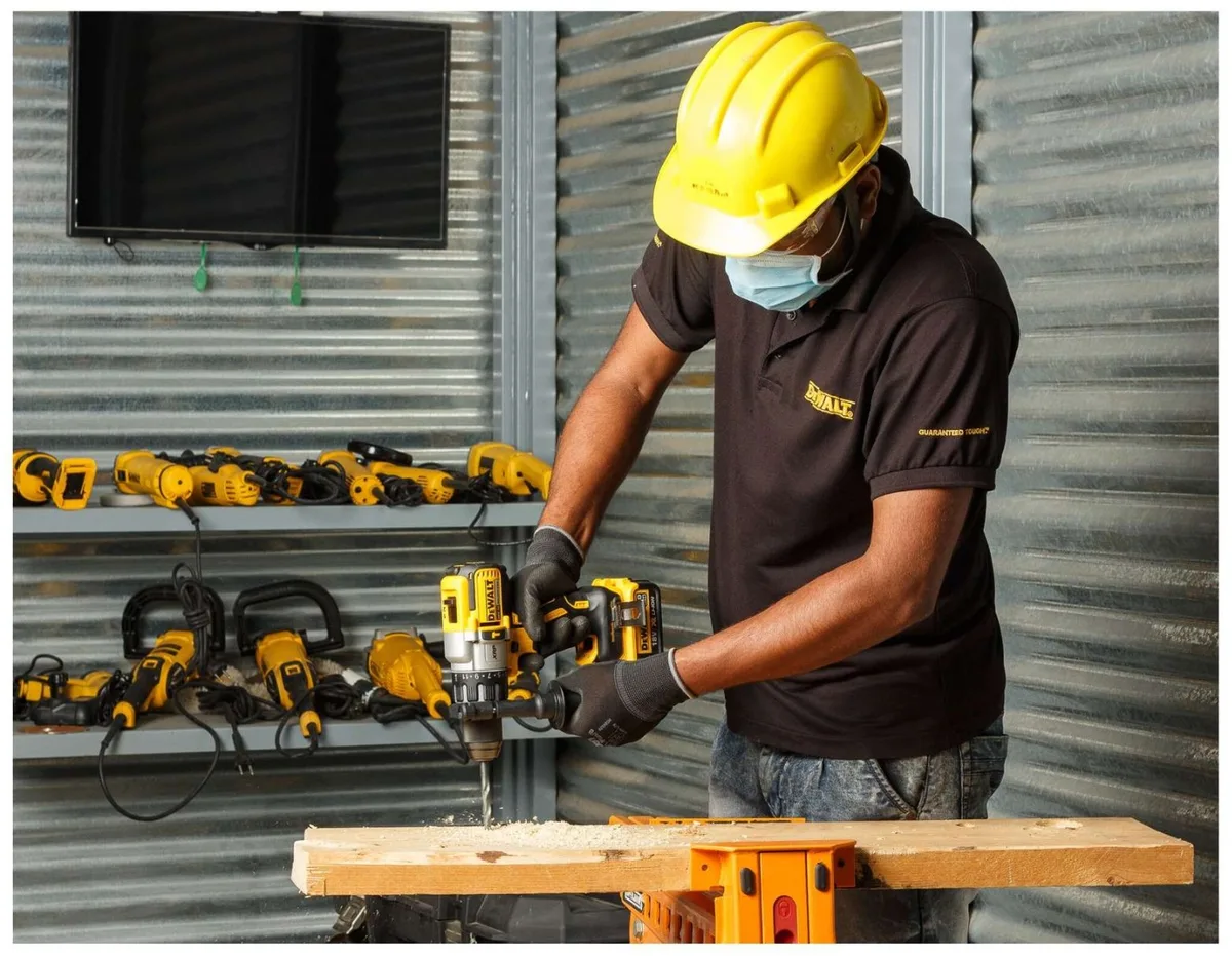 Дрель-шуруповерт DeWALT DCD996NT-XJ